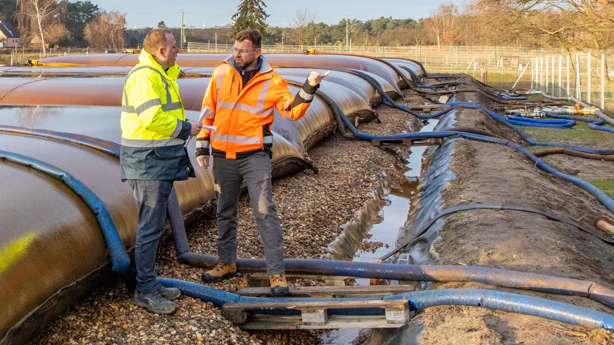 Tobias Keinz (li.), Projektmanager der LMBV im Gespräch mit Jens Kühne, Projektingenieur des WBV an den Geotubes.
