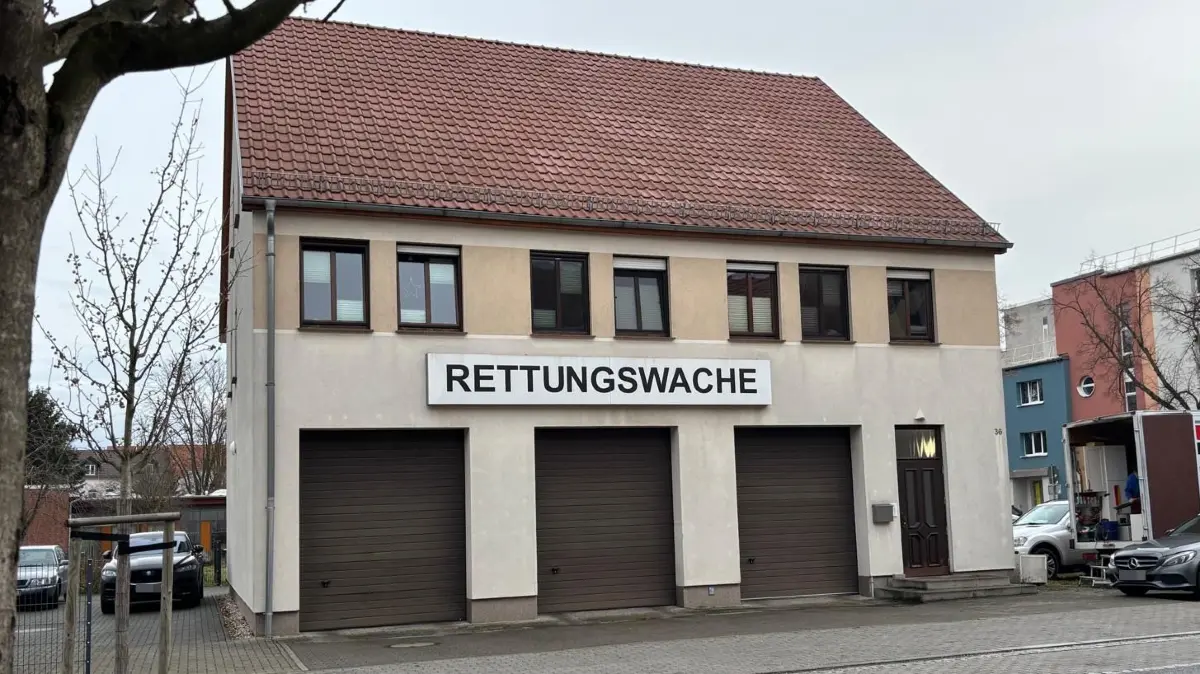 Die Rettungswache an der Elsterstraße in Krankenhausnähe in Elsterwerda muss durch einen Neubau an anderer Stelle ersetzt werden.
