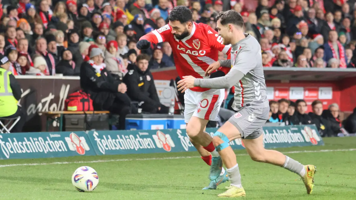Fussball 3. Liga 2025/2026 FC Energie Cottbus - SSV Jahn Regensburg: 10 Tolcay Cigerci (Energie Cottbus, l.), 7 Oscar Schönfelder (Regensburg)