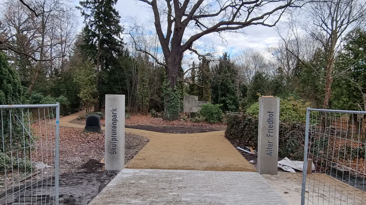 Noch hinter Bauzäunen verborgen. Der Haupteingang für den Alten Friedhof in der Neustadt von Lübbenau.