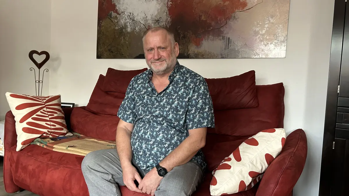Gerald Trotzki aus Königs Wusterhausen in seinem Wohnzimmer in Senzig.
