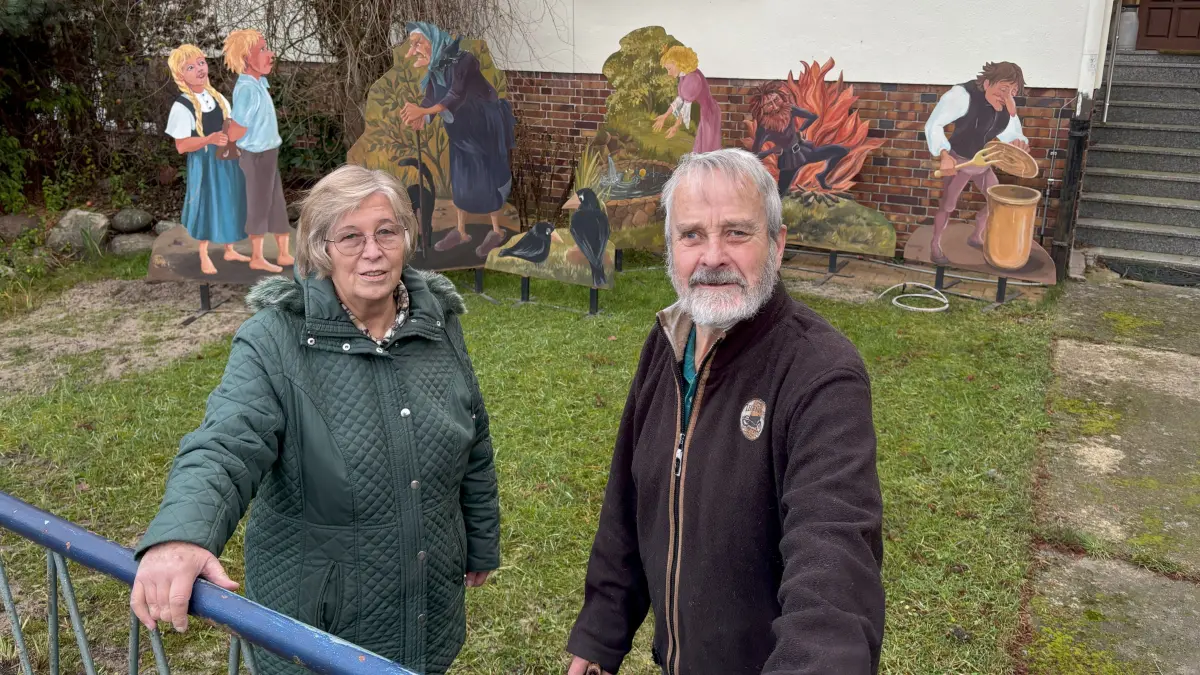 Das Lübbener Künstlerehepaar Groschke schuf vor über 20 Jahren lebensgroße Märchenfiguren aus Holz für die TKS Lübben – jetzt stehen Hänsel, Gretel & Co. wieder auf ihrem Hof.
