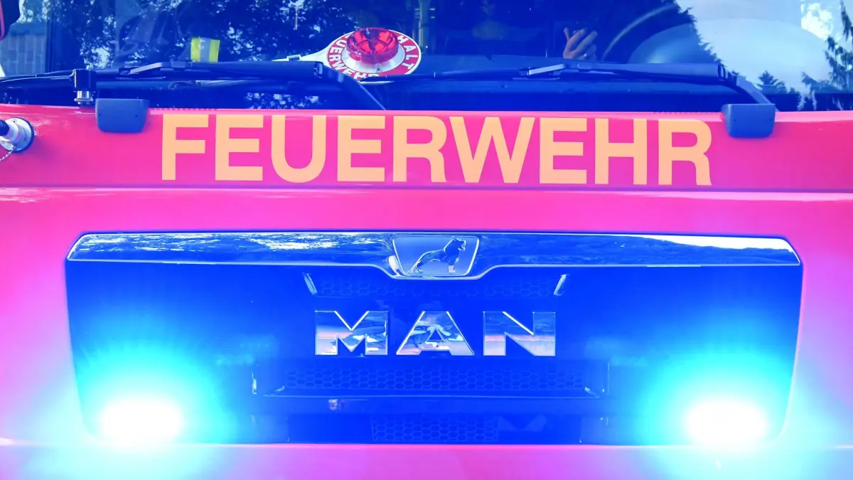 Feuerwehreinsatz: ARCHIV - 17.07.2019, Schleswig-Holstein, Aukrug-Homfeld: Feuerwehrmänner der freiwilligen Feuerwehr Aukrug-Homfeld sitzen in ihrem Fahrzeug. (zu dpa: «Feuer bei Schrotthandel in Lübeck – Explosionen und Rauch») Foto: Carsten Rehder/dpa +++ dpa-Bildfunk +++