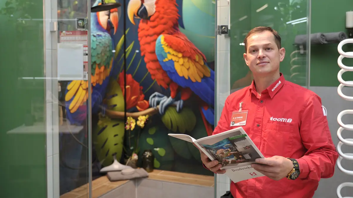 Benjamin Altenburg verwirklicht als Handwerkskoordinator die Wünsche seiner Kunden. Der neueste Trend der bedruckten Duschrückwände ist besonders beliebt.