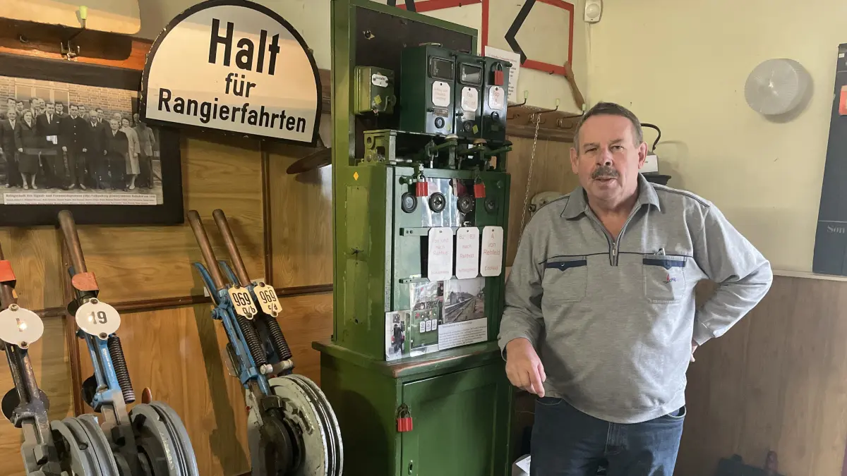 Markus Winter, hier im Eisenbahnmuseum Falkenberg, hat über 40 Jahre in der Sicherungstechnik bei der Deutschen Bahn gearbeitet.