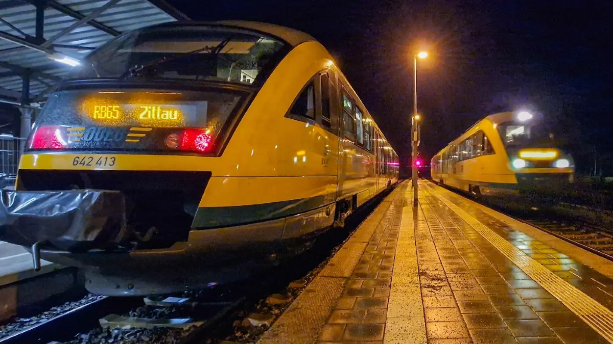 Nur an neu Stellen besteht auf der Bahnstrecke Cottbus - Zittau eine Ausweichmöglichkeit für Züge, we sie hier Ausnahmefällen am Bahnhof Weißwasser genutzt wird. Der Ausbau dieser Strecke gehört ebenso zu den Forderungen der Zittauer Erklärung wie Strecken in Richtung Tschechien.