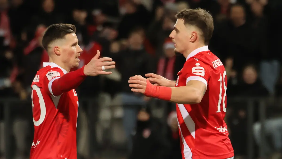 Fussball 3. Liga 2025/2026 FC Energie Cottbus - SSV Jahn Regensburg: 20 Axel Borgmann (Energie Cottbus, l.) und Torschütze 18 Erik Engelhardt (Energie Cottbus) feiern das 2-0