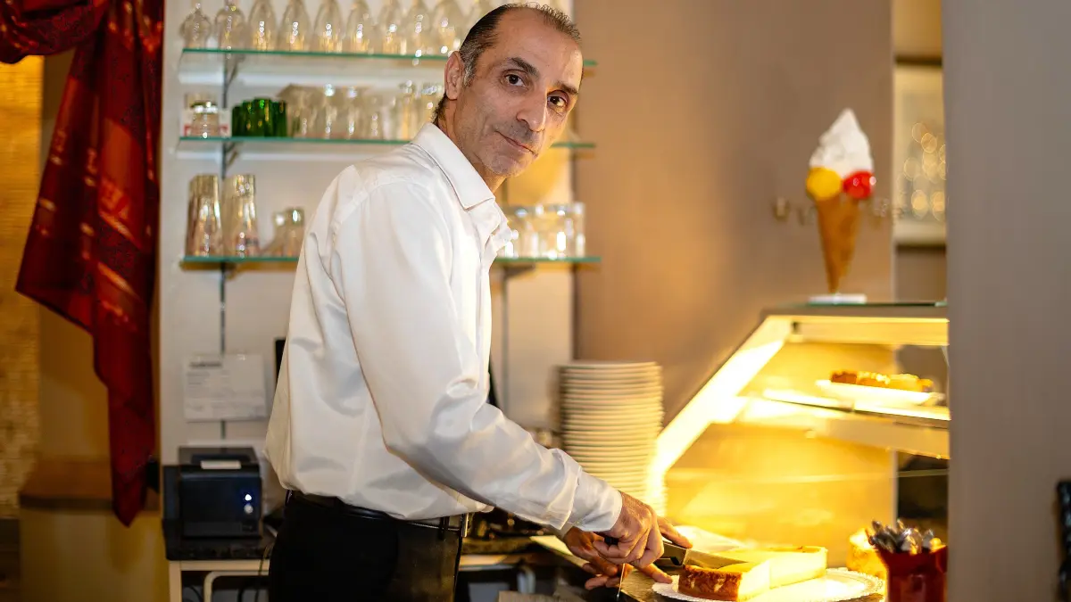 Ufuk Kusun schneidet nicht nur Quarktorte für Gäste auf. Als Restaurantleiter hat er auch konkrete Pläne für die Zukunft dieses Gastronomiebetriebs.