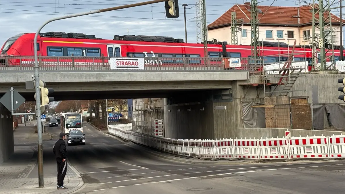 Oberhalb und unterhalb rollt jetzt wieder der Verkehr an der Bahnbrücke in der nördlichen Bahnhofstraße in Senftenberg. Das war, zumindest zum aktuellen Zeitpunkt, so nicht geplant.