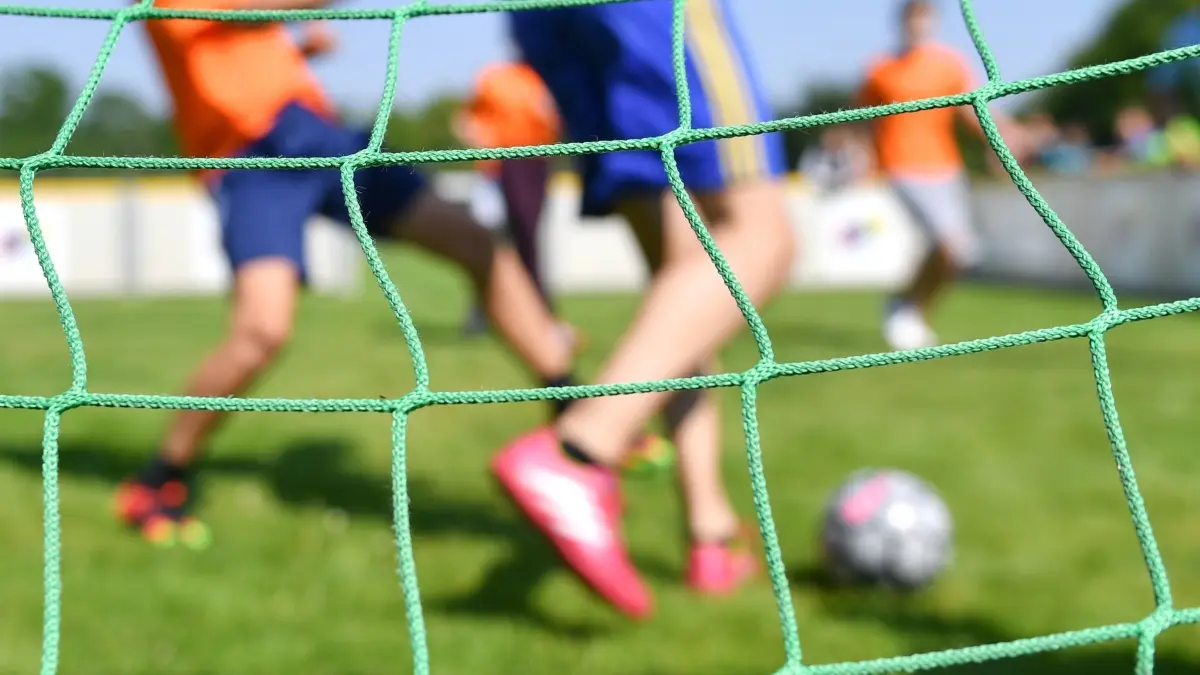 Jugendarbeit erholt sich von Corona-Folgen: ARCHIV - 05.06.2016, NA, ---: ILLUSTRATION - Kinder spielen auf einem Sportplatz Fußball. Hamburger Sportvereine verzeichnen mehr Mitglieder. (zu dpa: «Jugendarbeit erholt sich von Corona-Folgen») Foto: Uwe Anspach/dpa +++ dpa-Bildfunk +++