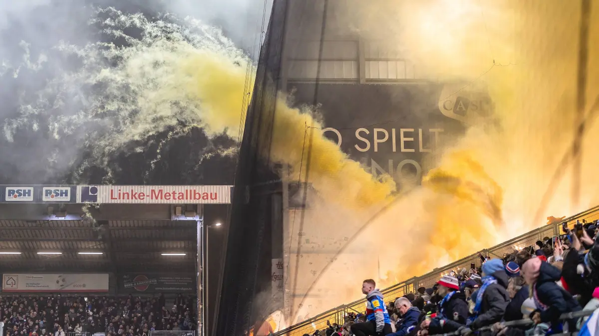 Fußball I Herren I Saison 2025-2026 I 2. Bundesliga I 17. Spieltag I Holstein Kiel - Dynamo Dresden I 20.12.2025 Die Gästefans von Dynamo Dresden zünden Pyrotechnik, Raketen und Rauchtöpfe Kiel Holstein-Stadion Schleswig-Holstein Deutschland *** Soccer I Men I Season 2025 2026 I 2 Bundesliga I 17 Matchday I Holstein Kiel Dynamo Dresden I 20 12 2025 Dynamo Dresdens visiting fans set off pyrotechnics, rockets and smoke pots Kiel Holstein Stadium Schleswig Holstein Germany Copyright: xLobeca/JasperxLorenzx
