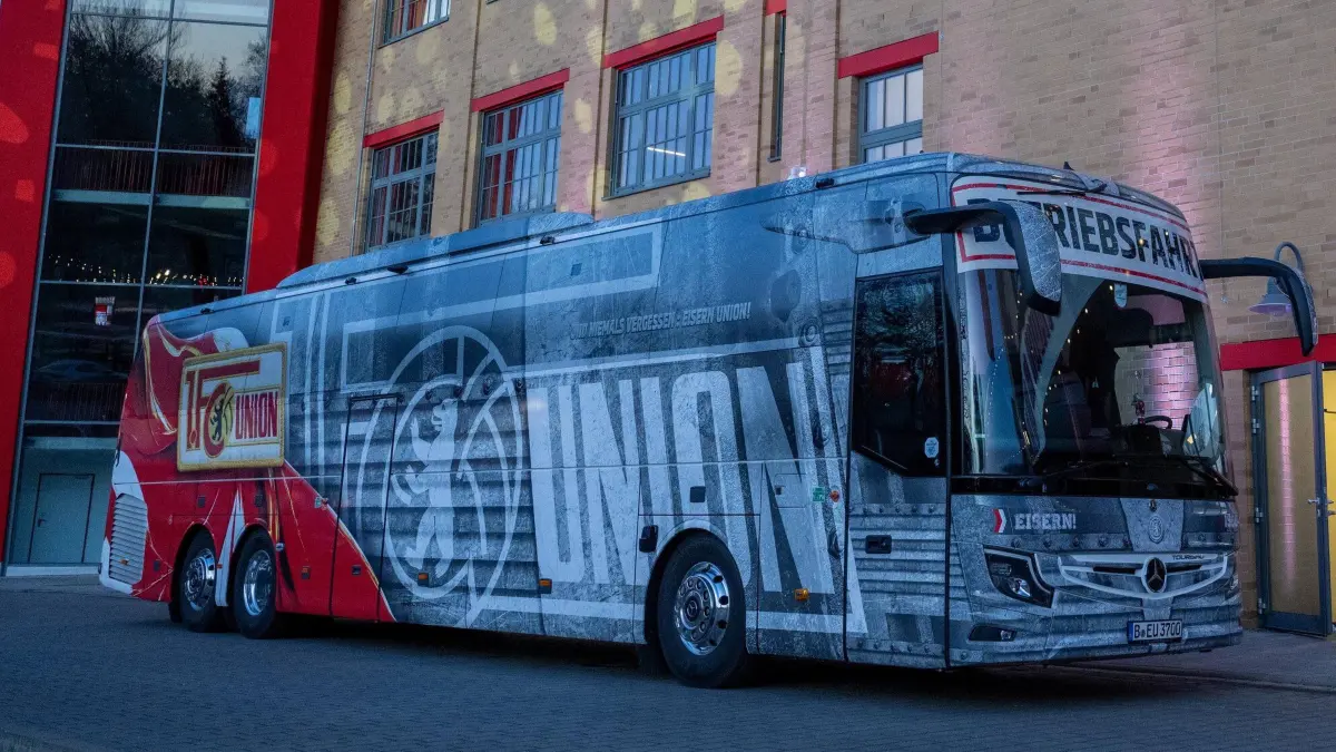 1. FC Union Pressekonferenz 2025/26: Fußball, Herren, Saison 2025/2026, 1. Bundesliga, 1. FC Union Berlin, Trainer Steffen Baumgart (1. FC Union Berlin), weihnachtliche Stimmung mit Mannschaftsbus vor dem Stadion An der Alten Försterei, 18.12. 2025, Foto: Matthias Koch