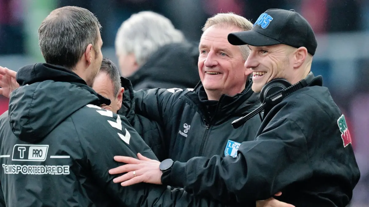 1. FC Kaiserslautern - 1. FC Magdeburg: 20.12.2025, Rheinland-Pfalz, Kaiserslautern: Fußball, 2. Bundesliga, 1. FC Kaiserslautern - 1. FC Magdeburg, 17. Spieltag, Fritz-Walter-Stadion. Petrik Sander (2.v.r.), einer der beiden Trainer des 1. FC Magdeburg, bejubelt mit Betreuern den Sieg. Das Spiel endete 2:3. Foto: Uwe Anspach/dpa - WICHTIGER HINWEIS: Gemäß den Vorgaben der DFL Deutsche Fußball Liga bzw. des DFB Deutscher Fußball-Bund ist es untersagt, in dem Stadion und/oder vom Spiel angefertigte Fotoaufnahmen in Form von Sequenzbildern und/oder videoähnlichen Fotostrecken zu verwerten bzw. verwerten zu lassen. +++ dpa-Bildfunk +++
