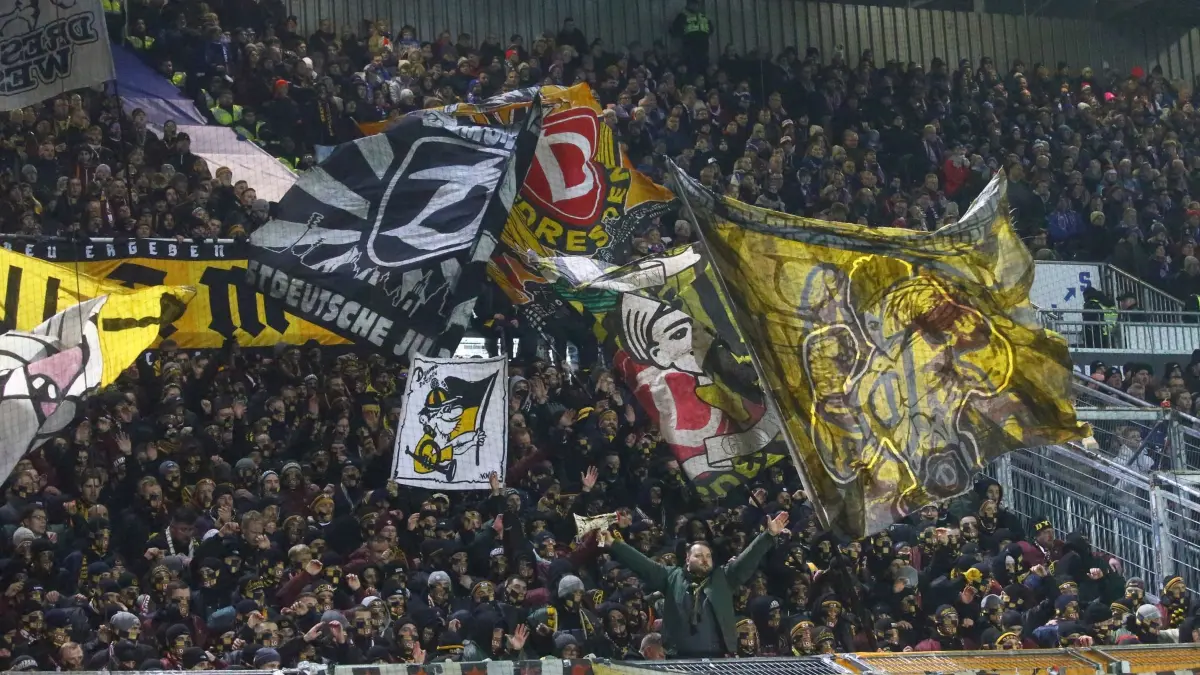 Holstein Kiel - Dynamo Dresden: 20.12.2025, Schleswig-Holstein, Kiel: Fußball: 2. Bundesliga, Holstein Kiel - Dynamo Dresden, 17. Spieltag, Holstein-Stadion. Choreographie der Fans von Dynamo Dresden Foto: Michael Hundt/dpa +++ dpa-Bildfunk +++