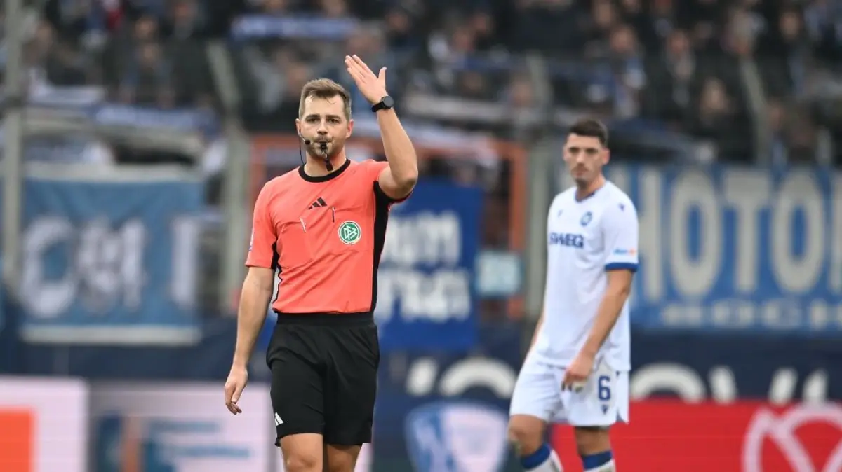 VfL Bochum - Karlsruher SC: 20.12.2025, Nordrhein-Westfalen, Bochum: Fußball: 2. Bundesliga, VfL Bochum - Karlsruher SC, 17. Spieltag, Vonovia Ruhrstadion. Schiedsrichter Marc Philip Eckermann gestikuliert. Foto: Fabian Strauch/dpa - WICHTIGER HINWEIS: Gemäß den Vorgaben der DFL Deutsche Fußball Liga bzw. des DFB Deutscher Fußball-Bund ist es untersagt, in dem Stadion und/oder vom Spiel angefertigte Fotoaufnahmen in Form von Sequenzbildern und/oder videoähnlichen Fotostrecken zu verwerten bzw. verwerten zu lassen. +++ dpa-Bildfunk +++