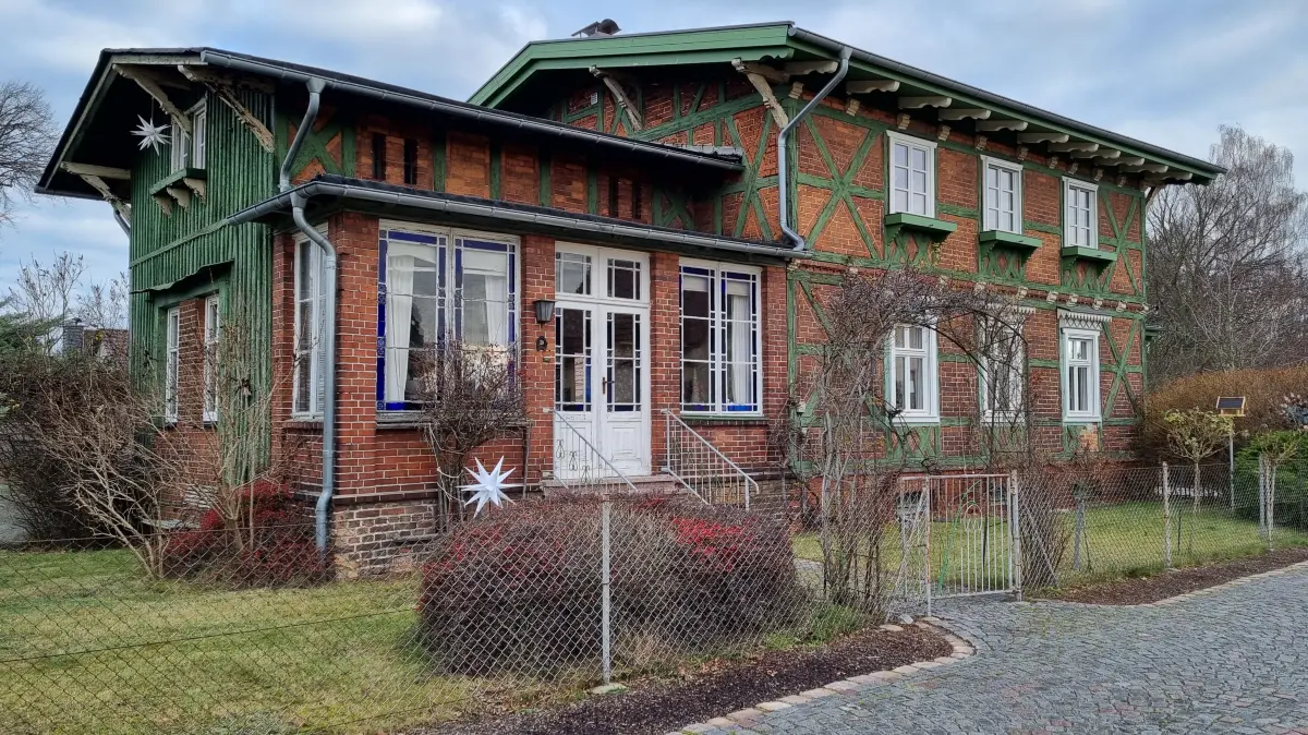 Fabrikanten-Villa von Christian Wilhelm Blütchen in Vetschau. Im linken Gebäudeteil befindet sich der Salon.