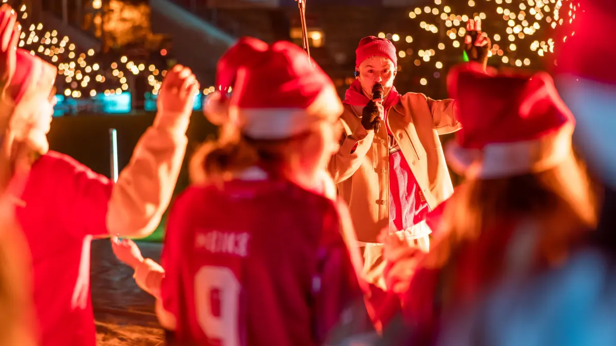 Weihnachtssingen beim FC Energie Cottbus: Alexander Knappe singt im LEAG Energie Stadion mit dem Pfiffikus-Kinderchor beim Weihnachtssingen des FC Energie Cottbus.