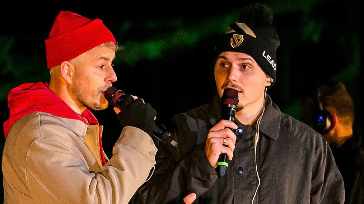 Weihnachtssingen - Die Lausitz singt mit Energie - 2025: Cottbus, Deutschland 21. Dezember 2025:
Weihnachtssingen - Die Lausitz singt mit Energie - 2025
Im Bild: v.l. Sänger Alexander Knappe und Erik Engelhardt (Energie Cottbus)