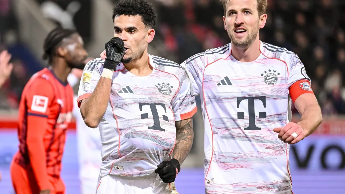 1. FC Heidenheim - Bayern München: 21.12.2025, Baden-Württemberg, Heidenheim: Fußball: Bundesliga, 1. FC Heidenheim - Bayern München, 15. Spieltag, Voith-Arena. Luis Díaz (l, Bayern München) und Harry Kane (Bayern München) jubeln nach dem Tor zum 0:3. Foto: Harry Langer/dpa - WICHTIGER HINWEIS: Gemäß den Vorgaben der DFL Deutsche Fußball Liga bzw. des DFB Deutscher Fußball-Bund ist es untersagt, in dem Stadion und/oder vom Spiel angefertigte Fotoaufnahmen in Form von Sequenzbildern und/oder videoähnlichen Fotostrecken zu verwerten bzw. verwerten zu lassen. +++ dpa-Bildfunk +++