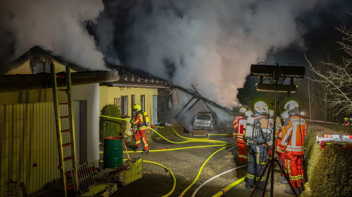 Datum: 21.12.2025 / Ort: Kleindehsa
In der Nacht zum vierten Advent kam es im Ortsteil Kleindehsa bei Loebau zu einem Brand, der ein Einfamilienhaus komplett zerstoerte. Es war gegen 00:30 Uhr, als die Einsatzkraefte zu einem vermeintlichen Kellerbrand in einem Einfamilienhaus an der Dorfstrasse alarmiert worden sind. Beim Eintreffen der ersten Einsatzkraefte stand ein Teil bereits in Vollbrand. Die Flammen griffen rasch auf das komplette Einfamilienhaus ueber. Ein Fahrzeug, das sich unmittelbar am Gebaeude unter einem Unterstand befand, fiel in Flammen ebenfalls zum Opfer. Ein Grossaufgebot der Feuerwehren aus der umliegenden Region waren im Einsatz, um den Brand unter Kontrolle zu bringen und letztlich zu loeschen. Aufgrund der massiven Rauchentwicklung war es notwendig, zahlreiche Atemschutzgeraetetraeger einzusetzen. Zur Sicherstellung der Einsatzfaehigkeit musste der Geraetewagen Atemschutz der Feuerwehr Zittau nachgefordert werden. Trotz der intensiven Loeschmassnahmen konnte das Gebaeude nicht gerettet werden. Es wurde vollstaendig zerstoert und ist nicht mehr bewohnbar. Die Polizei hat die Ermittlungen zur Brandursache aufgenommen. Im Verlauf des Einsatzes wurde die Fuehrungsgruppe 3 des Landkreises Goerlitz angefordert. Bis zum jetzigen Zeitpunkt gibt es keine Erkenntnisse darueber, ob es bei dem Einsatz verletzte Personen zu beklagen gab.
