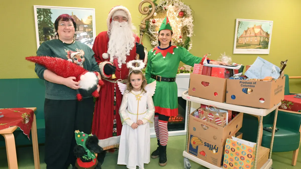Zusammen mit dem Weihnachtsmann und dem kleinen Weihnachtsengel, Rosalie Hentzschel (7) verteilte Elfe Katrin Bothur (re.) mit Stefanie Weißköppel (li) die Geschenke in mehreren rührenden Aktionen in den Pflegeheimen in Plessa und in Prieschka.