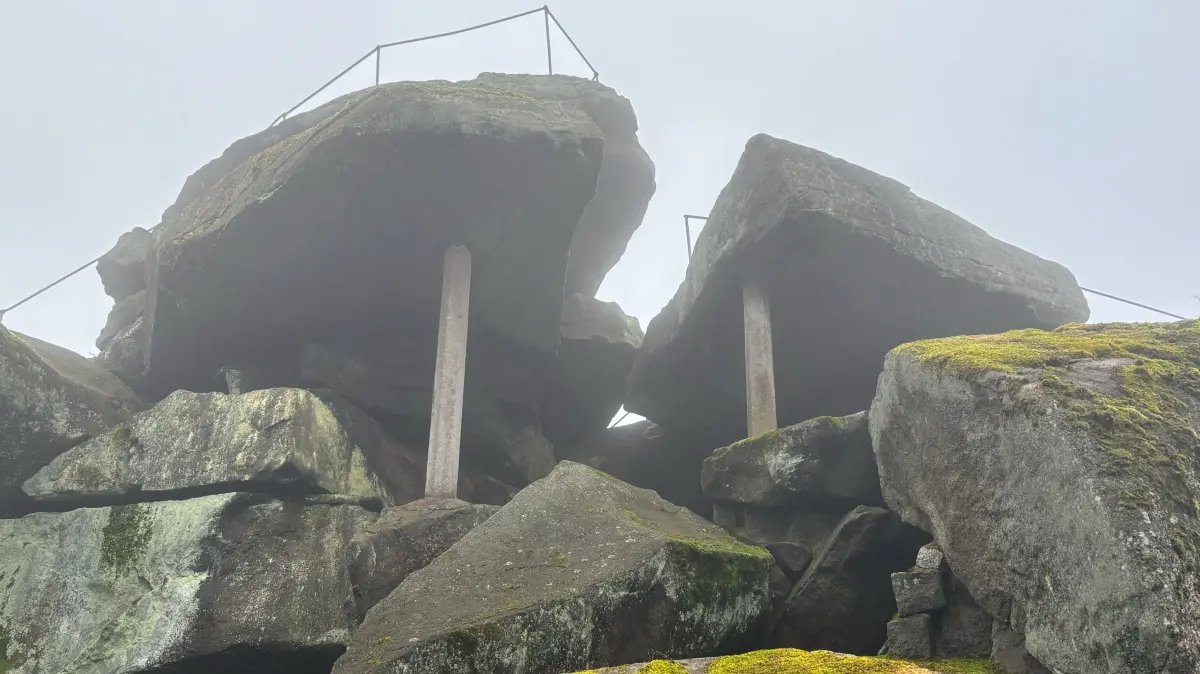Impression von einem der beiden Eingänge in die Sybillenhöhle auf dem sagenumwobenen Hochstein-Gipfel. Mit 448,9 Metern ist er Sachsens höchste Erhebung nördlich der A4.