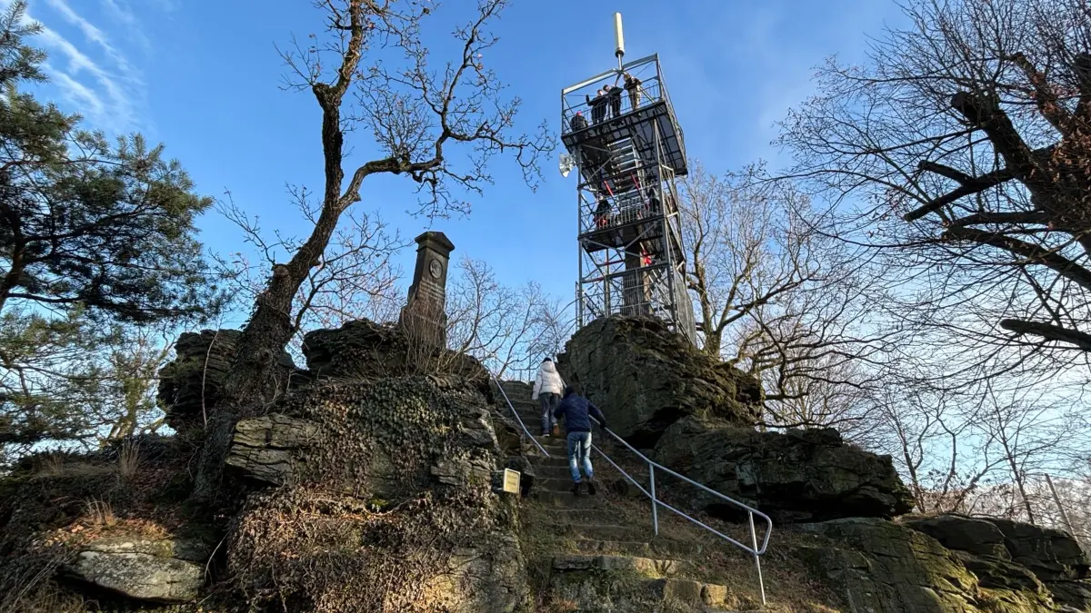 Blick auf den Keulenberggipfel mit seinem markanten Aussichtsturm. Etwa 70 Stufen führen nach oben und damit zu einem beeindruckenden Landschaftspanorama von den böhmischen Bergen bis in die Niederlausitz.