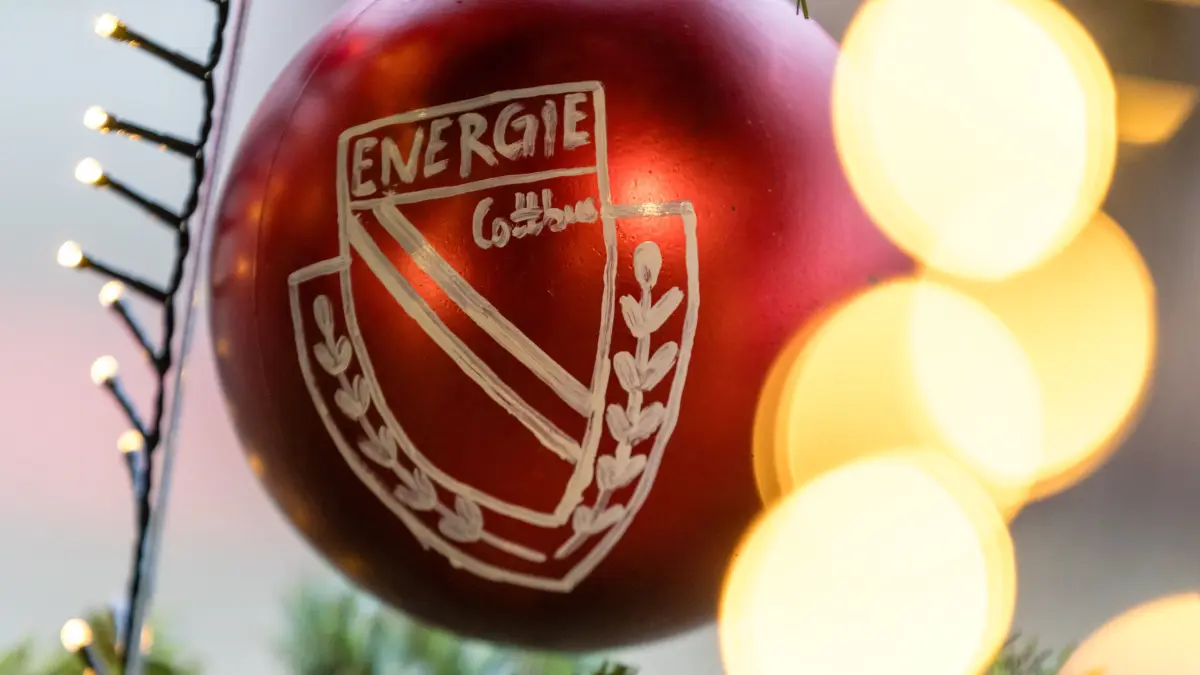 Weihnachtssingen beim FC Energie Cottbus: Eine Weihnachtskugel mit einem Energie-Cottbus-Motiv hängt beim Weihnachtsmarkt am LEAG Energie Stadion.