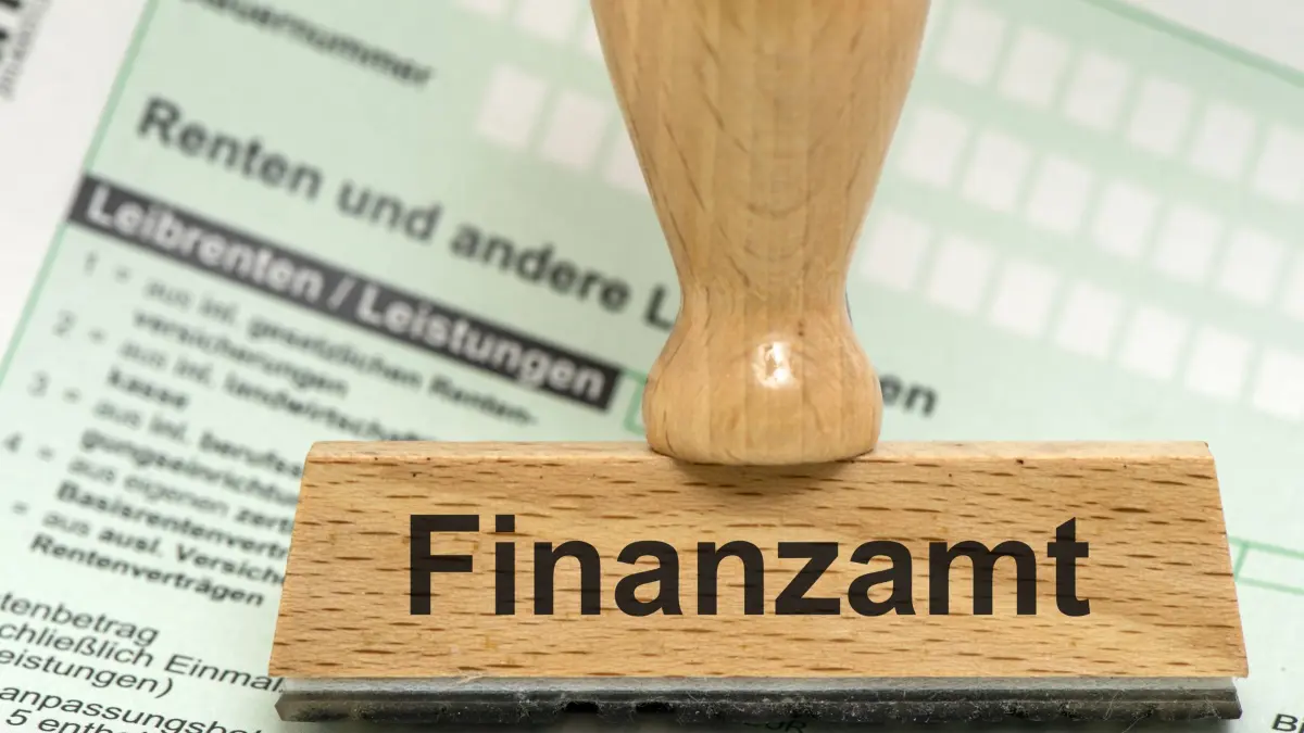 Finanzamt und Steuererklärung Ein Holzstempel ist beschriftet mit dem Aufdruck Finanzamt als Symbolbild für die Entrichtung fälliger Steuern *** Tax office and tax return A wooden stamp is labeled with the imprint tax office as a symbol for the payment of due taxes