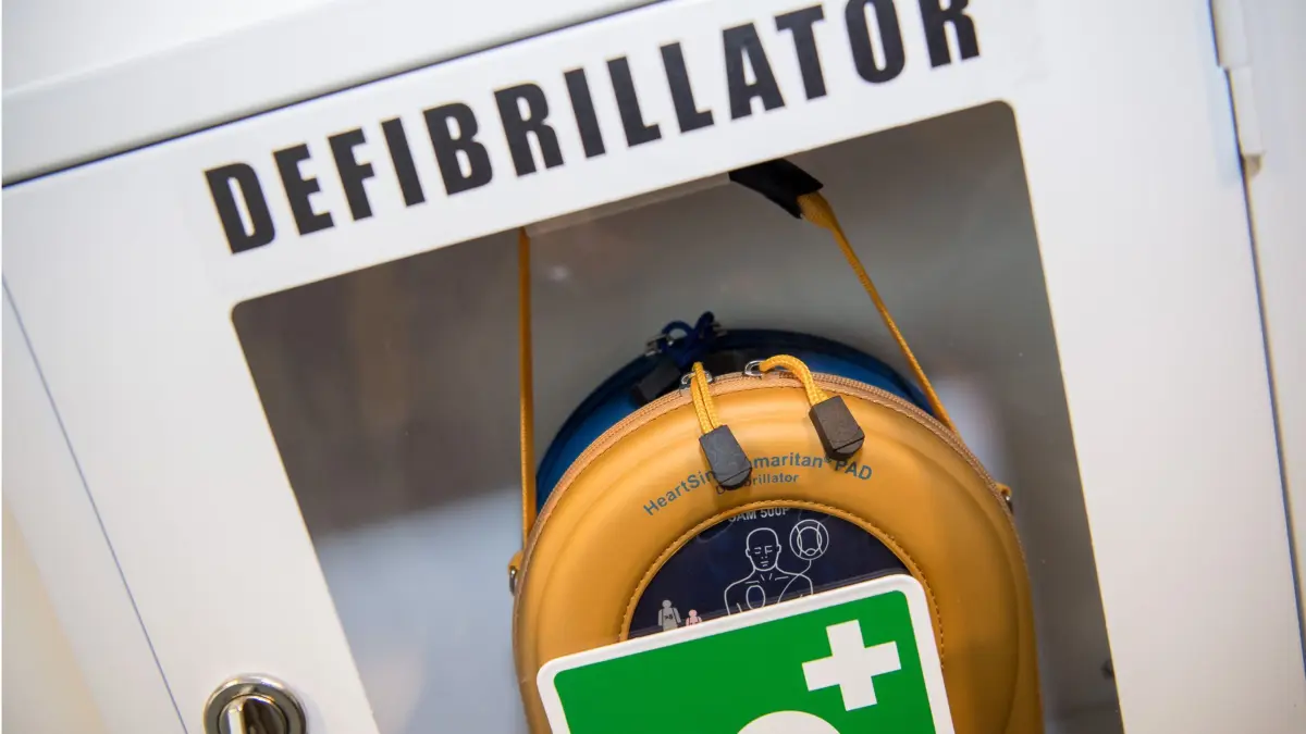 Ein Schränkchen mit einem Defibrillator in München. Wegen des Klimawandels prüfen Kommunen nun, ob es genügend der lebensrettenden Geräte in den Ortschaften gibt. Denn Experten gehen davon aus, dass durch die Erderwärmung die hitzebedingten Herzinfarkte zunehmen. (zu dpa «Studie zeigt erstmals landesweit Hitzebelastung durch Klimawandel») +++ dpa-Bildfunk +++