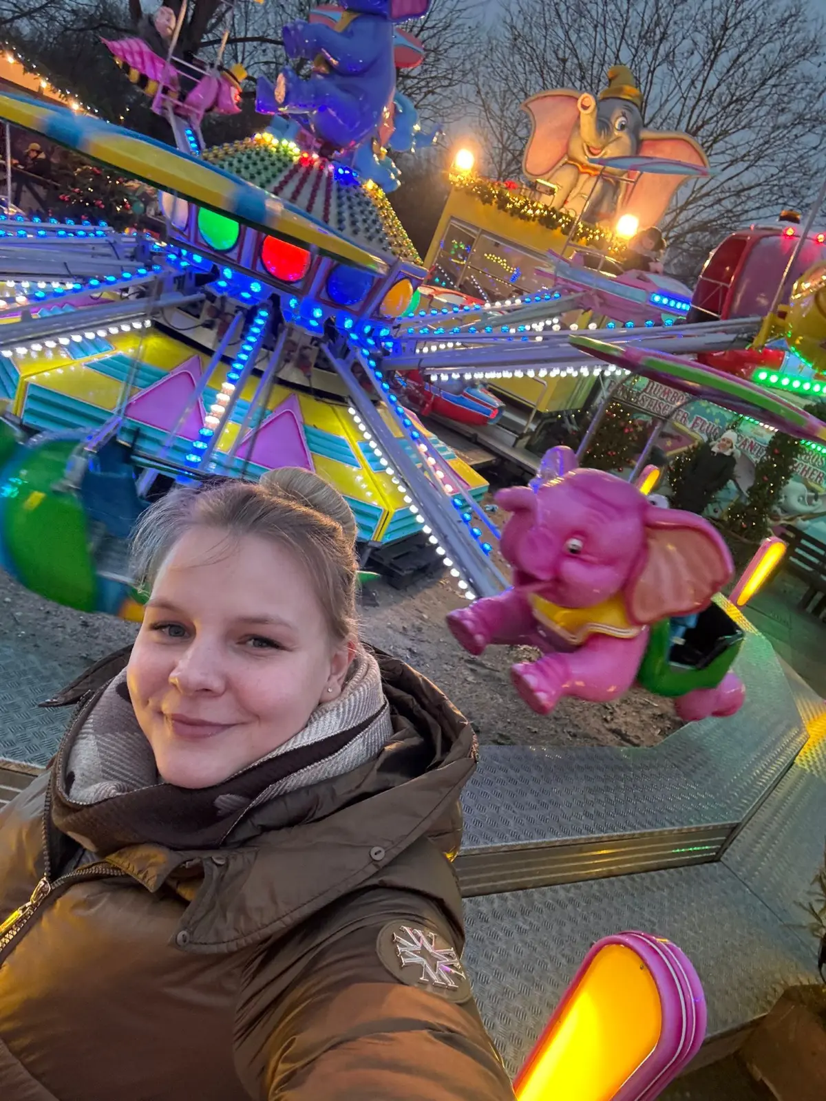 Die ältere Tochter Viktoria Nitsche betreibt auf dem Weihnachtsmarkt an der Landsberger Allee unter anderem ein Kinderkarussel.