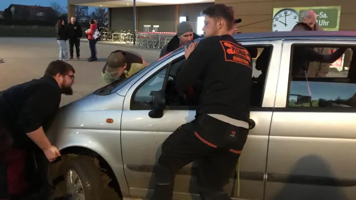 Wie fünf Fremde einer Seniorin aus der Patsche halfen