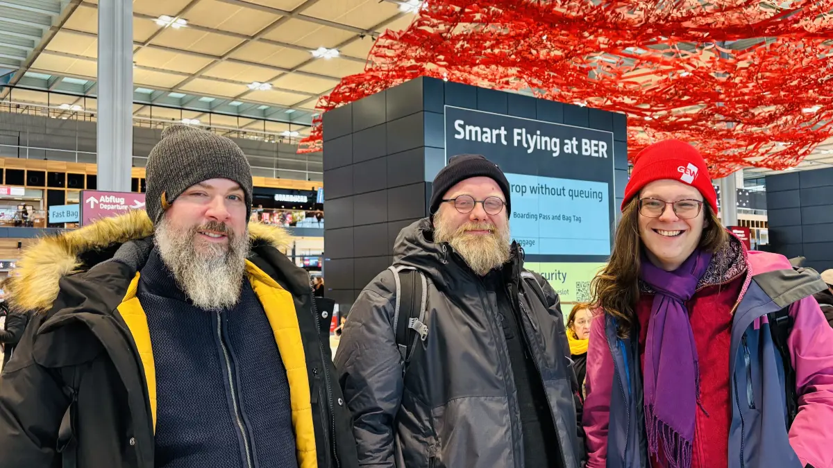 Max (45), Kevin (46) und Paul (35) aus Berlin freuen sich auf ihren Besuch in Lappland. Die Bärte passen schon gut in die Heimat des Weihnachtsmannes.