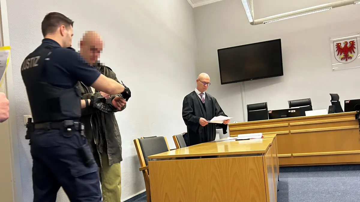 Prozessauftakt am Landgericht Cottbus: Der angeklagte Mann muss sich unter anderem wegen einer wilden Flucht vor der Polizei und Einbrüchen in und um Senftenberg verantworten.
