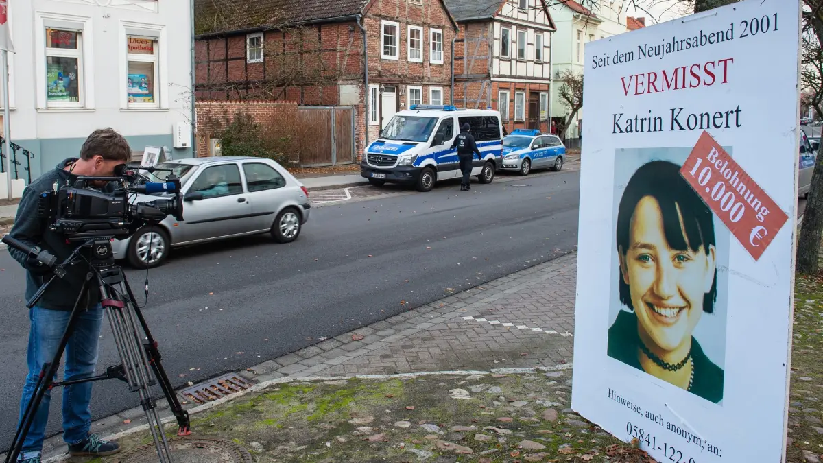 Vermisst in Niedersachsen: ARCHIV - 19.11.2018, Niedersachsen, Bergen an der Dumme: Ein Kameramann filmt ein Plakat zum Fall der vermissten Katrin Konert. (zu dpa: «Vermisste Menschen – Welche Hilfe gibt es für Angehörige?») Foto: Philipp Schulze/dpa +++ dpa-Bildfunk +++