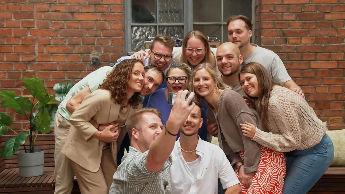 Zum Abschluss von "Hochzeit auf den ersten Blick" (Sat.1 und Joyn) verewigen sich die Kandidaten auf einem Gruppenfoto. Links mit dabei: Martin aus Lübben und Sarah aus Nordrhein-Westfalen.