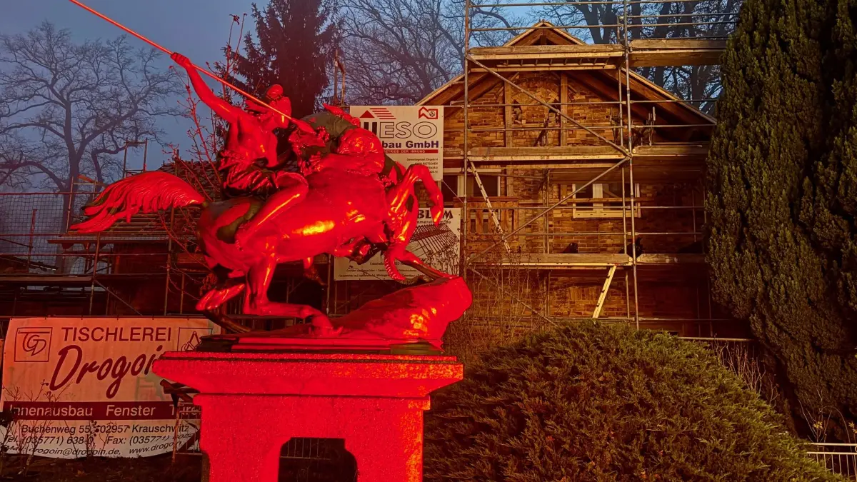Die Amazone vor dem Schloss in Kromlau zieht die Blicke mehr auf sich, als das Gesindehaus im Hintergrund. Doch das wird schick gemacht.