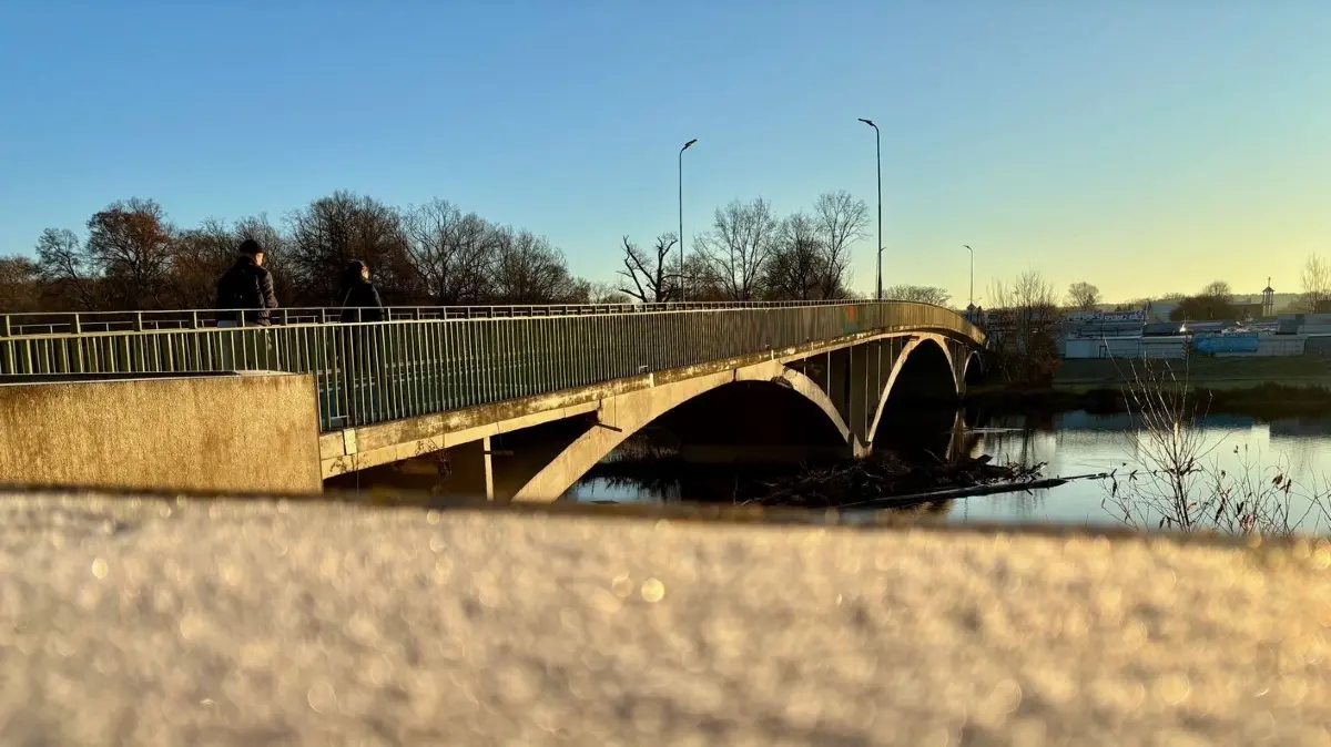 Nur die Schneekristalle glänzen, die Grenzbrücke zwischen Bad Muskau und Leknica hat die besten Zeiten hinter sich und muss saniert werden.