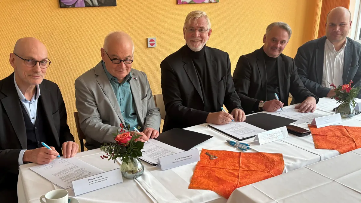 Zur Unterzeichnung des Managementvertrags gemeinsam an einem Tisch (v.l.): Dr. med. Christian Kieser, ärztlicher Direktor des Klinikums Ernst von Bergmann, Dr. Andreas Jänisch, Geschäftsführer der Lausitz Klinik, Prof. Hans-Ulrich Schmidt, Kaufmännischer Vorstand im Diakonissenhaus Teltow, Jens Handreck, Finanzvorstand in Forst, und Andreas Mogwitz, künftiger Geschäftsführer der Lausitz Klinik Forst.