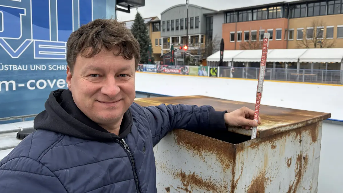 André Matthes misst den Stand der Kühlflüssigkeit für die Eislaufbahn in Lübben