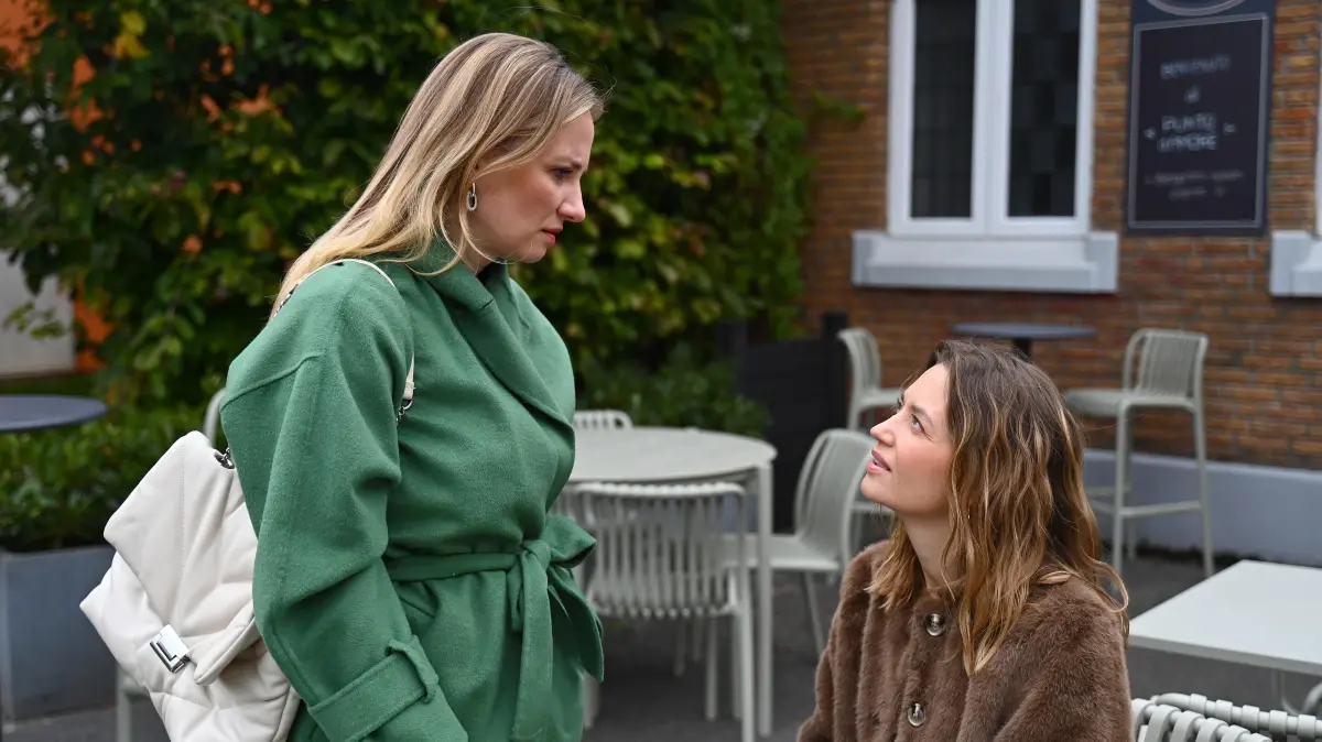 Isabelle (Ania Niedieck) und Nathalie (Amrei Haardt) sind froh, dass der Albtraum rund um Maximilian vorbei ist.