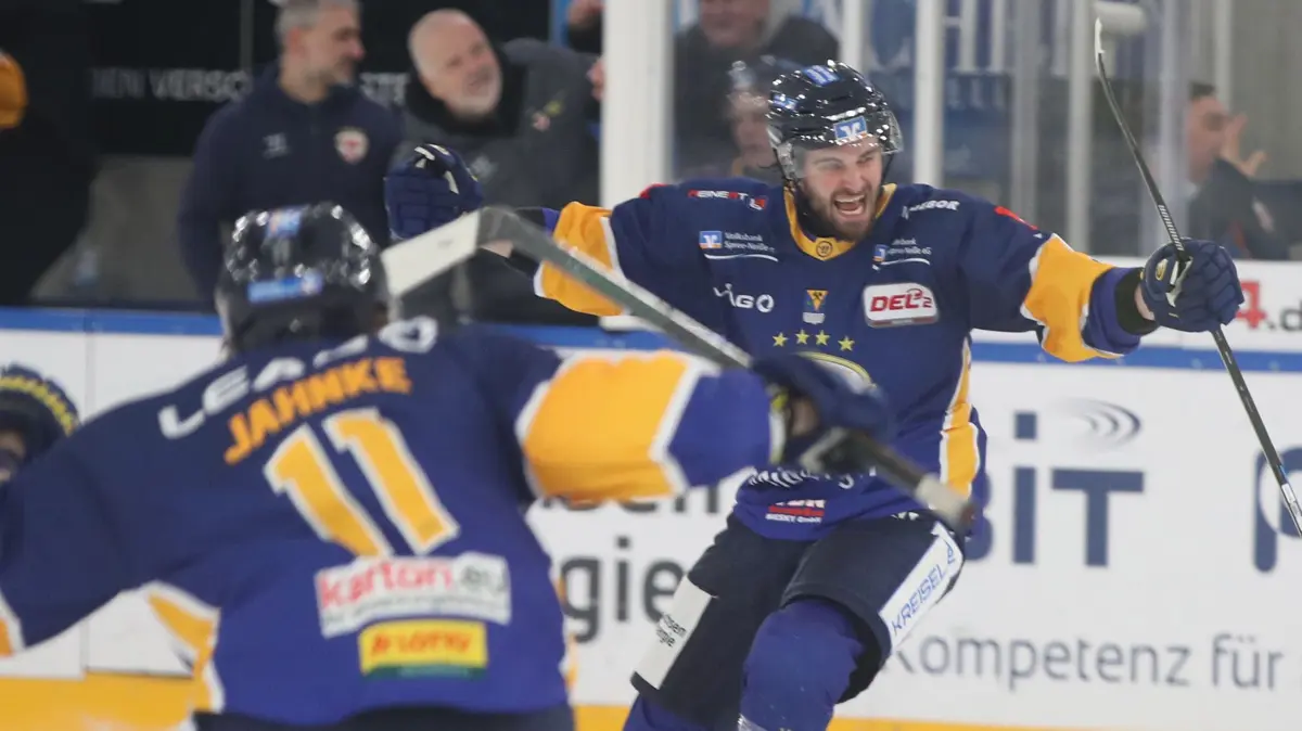 Lausitzer Fuechse vs. ESV Kaufbeuren: 23.12.2025, Weisswasser, Lausitzer Fuechse vs. ESV Kaufbeuren
Jubel nach dem Siegtor von Eric Hjorth (27, Lausitzer Fuechse)