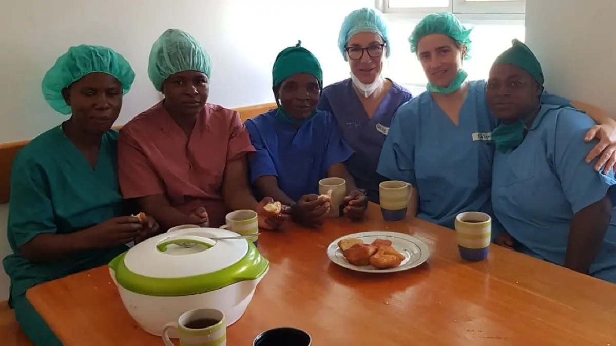 Marlen Splitt (2.v.r.) engagiert sich auf der Intensivstation für die Patienten. Ehrenamtlich ist sie für den Verein Interplast Germany für Menschen in Tansania im Einsatz.