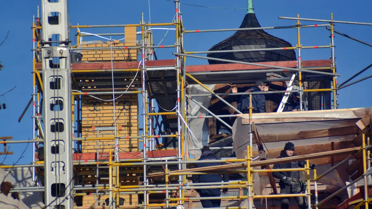 Am Altdöberner Schloss konzentrieren sich die Arbeiten auf die Außenhülle des neoromanischen Anbaus. Mit sichtbaren und funktionierenden Schornsteinen werden architektonische Ursprünge wiederhergestellt, die es so seit Jahrzehnten nicht mehr gab.
