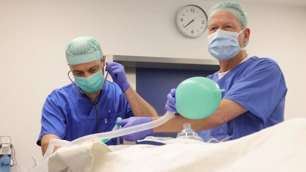 Jan Wintmölle (l.) gehört zum Anästhesie-Team. Sie wachen darüber, dass die Patienten während des Eingriffs behütet und sicher schlafen.