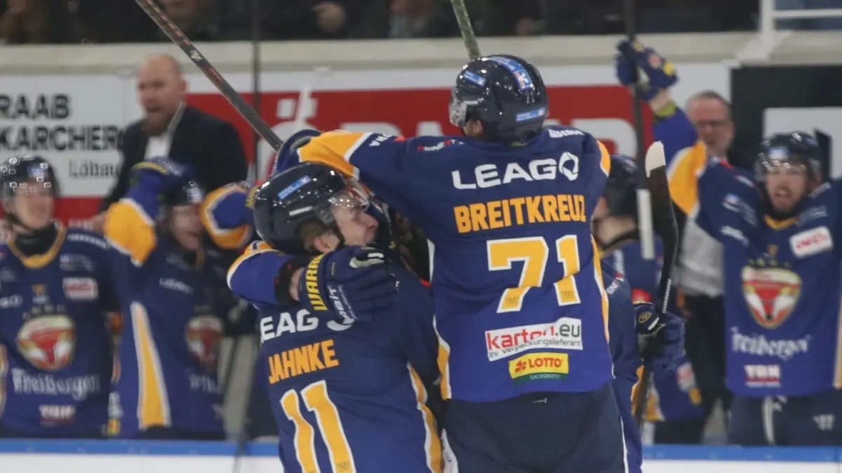 Lausitzer Fuechse vs. ESV Kaufbeuren: 23.12.2025, Weisswasser, Lausitzer Fuechse vs. ESV Kaufbeuren
Jubel nach dem Siegtor von Eric Hjorth (27, Lausitzer Fuechse)