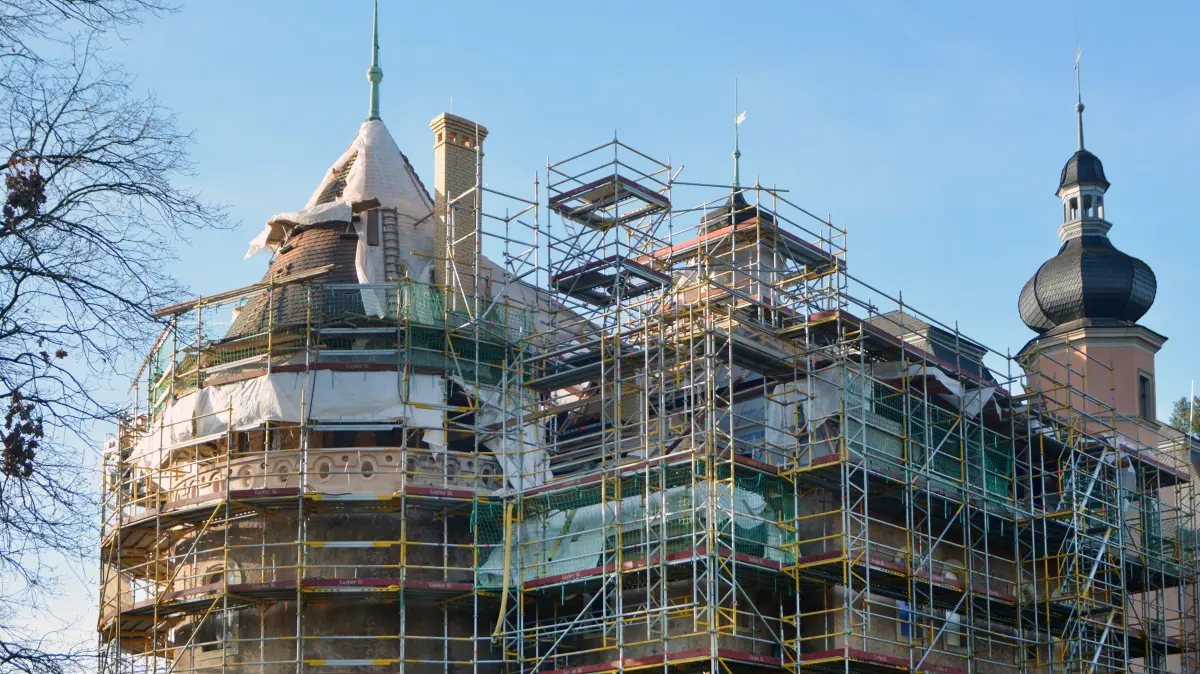 Sanierung des Barockschlosses Altdöbern: Dass der Anbau ein neues Erscheinungsbild trägt, ist schon jetzt zu erkennen.