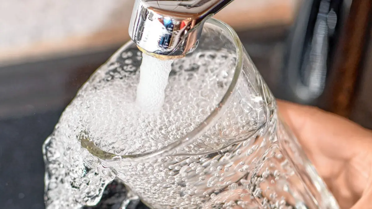 Am Wasserhahn in einer Küche wird ein Trinkglas mit Leitungswasser befüllt. (Zu dpa «Verwaltungsgericht verhandelt Klagen zur Hamburger Wasserentnahme») +++ dpa-Bildfunk +++