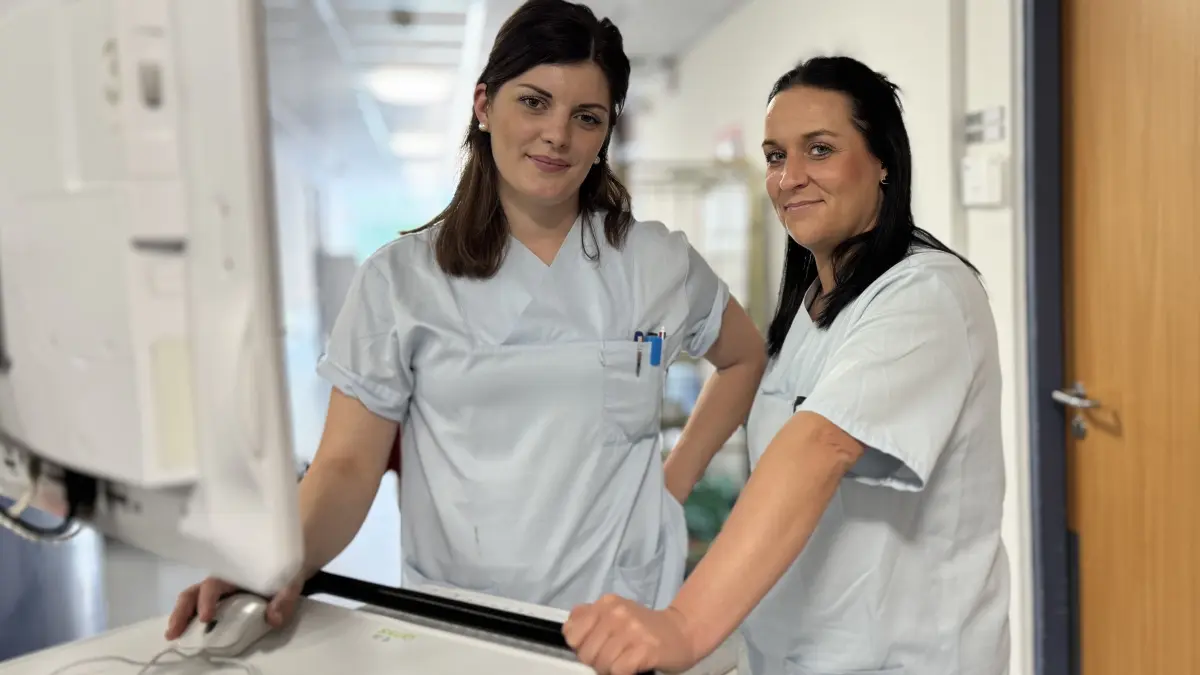 Kleine Gesten, große Wärme: Stefanie Heintke (r.) und das gesamte Pflegeteam der herzchirurgischen Station kümmern sich voller Wärme und Empathie um die Patienten.