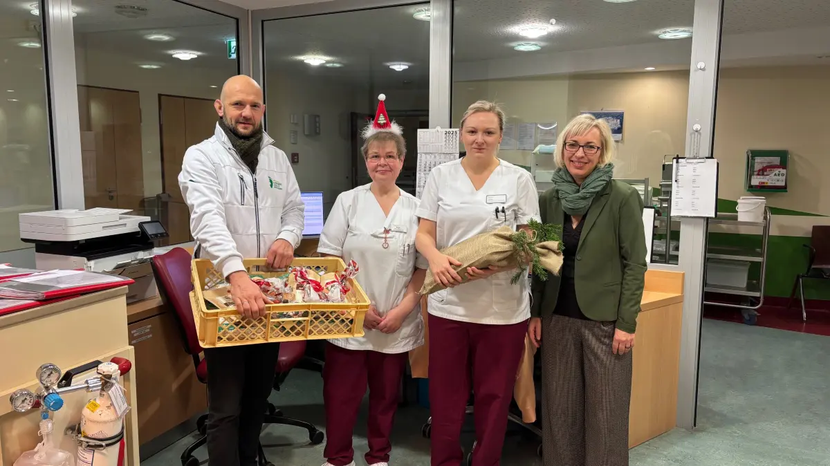 Landrat Stephan Meyer hat Stollen und Kaffee für die Stationen im Kreiskrankenhaus Weißwasser im Gepäck. Beate Mosrati und Carolin Beil sowie Manja Weigert (v.l.n.r.) nehmen sie stellvertretend für die Beschäftigten entgegen.